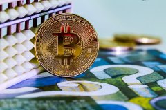 比特币一度跌超4%！加密货币突发“闪崩”全市场